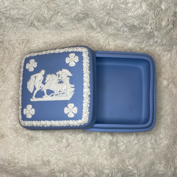 Vtg 70’s Square Wedgwood Jasperware Style Light Blue Trinket/Jewelry Box - Picture 4 of 12